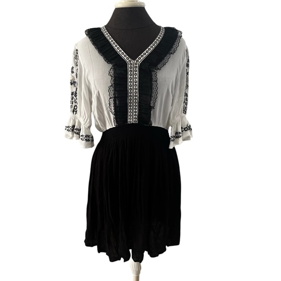NWT Nisha Outi Cream Black Embroidered Crinkle Rayon Peasant Dress Lace Detail S - Picture 1 of 10